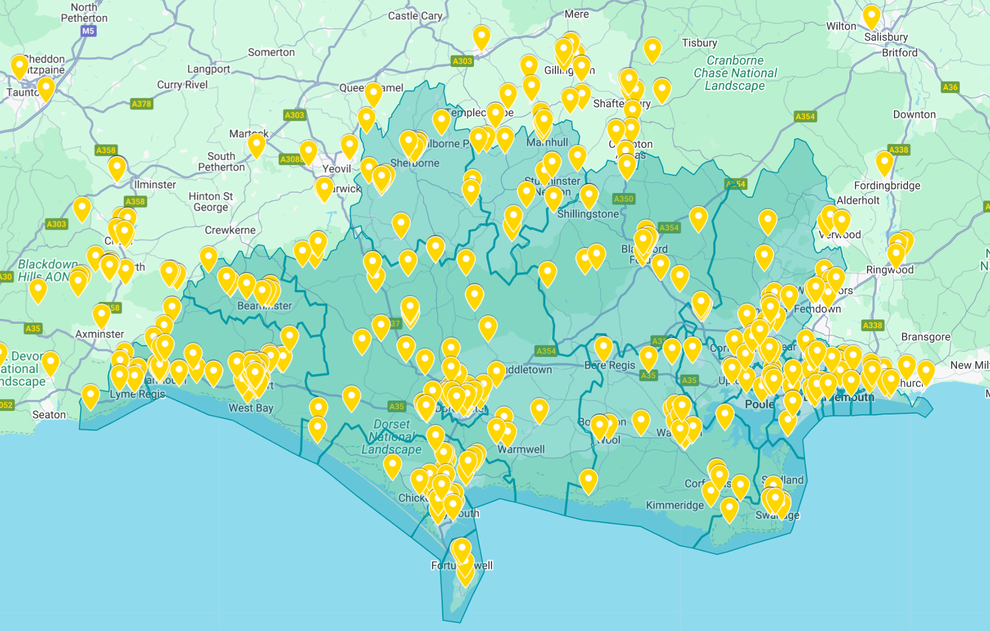 Hundreds of volunteers are involved in the Great Big Dorset Hedge, based all across Dorset and beyond. Many volunteers dedicate their time on a regular basis to complete surveys across Dorset.